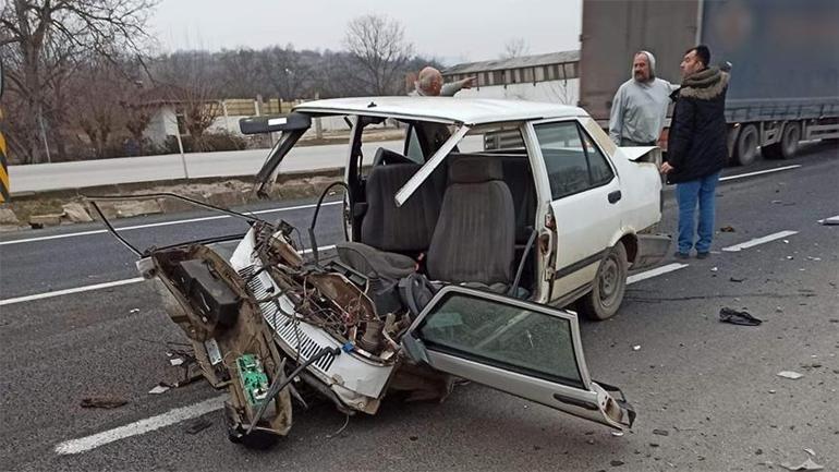 Feci kaza sonrası otomobilin motor kısmı yola fırladı