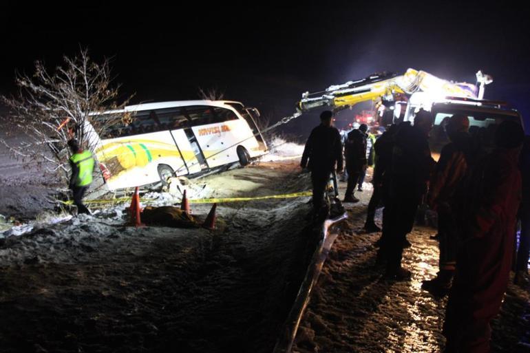 Yolcu otobüsü şarampole devrildi: 4 ölü, 24 yaralı