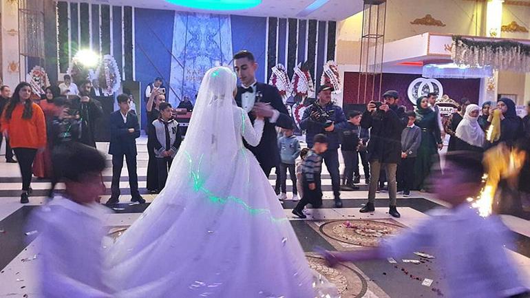Evlat nöbetindeyken PKK’dan kurtardığı oğullarını evlendirdiler