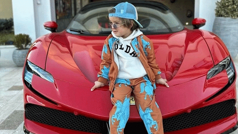 Kenan Sofuoğlunun Ferrari kullanan 3 yaşındaki oğlu gündem oldu