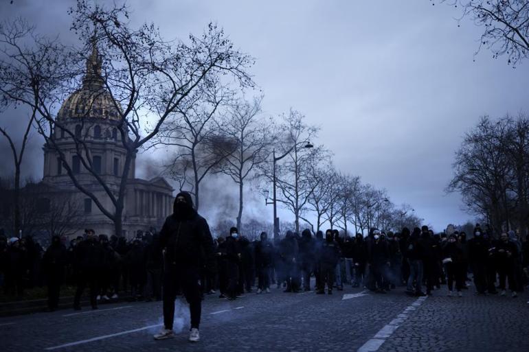 Fransa’da ortalık fena karıştı Polisten gazlı müdahale