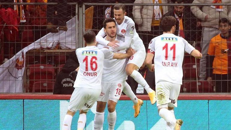 Lider Galatasaray Ümraniyesporu 3-2 yendi