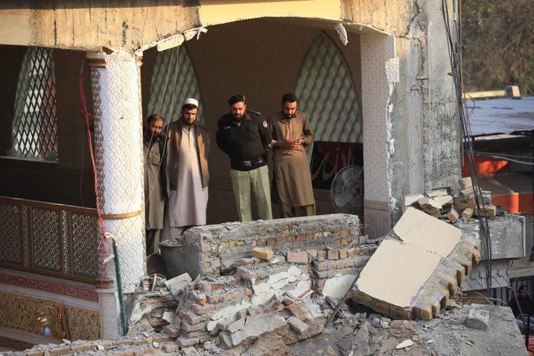 Pakistandaki korkunç saldırının detayları netleşti Terörist camiye böyle gelmiş