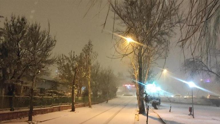 Ankarada kar yağışı etkisini artırdı