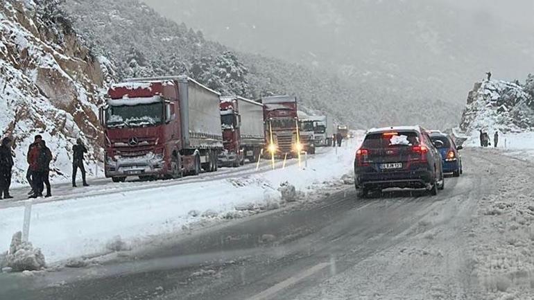Kar kalınlığı 20 santimetreyi aştı, sürücüler yolda zor anlar yaşadı