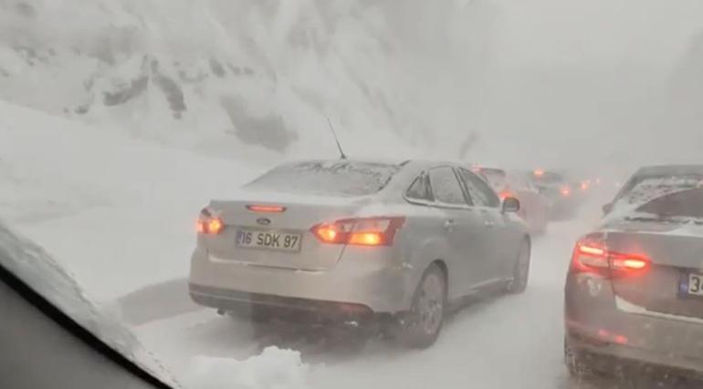 Kar yağışı sonrası Uludağ yolu kapandı, 25 kilometrelik trafik oluştu