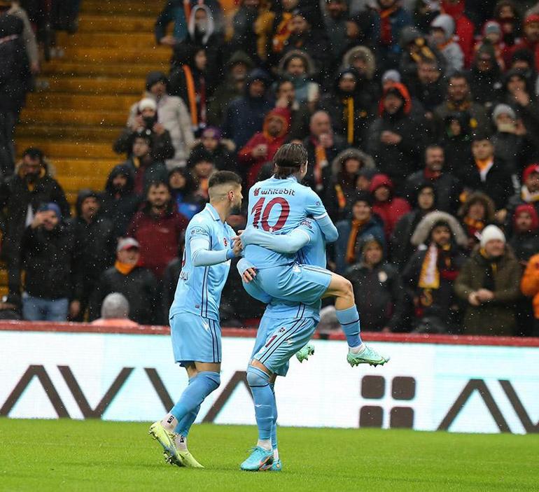 Galatasaray, sahasında Trabzonsporu 2-1 yendi