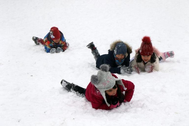 Eğitime kar engeli Okullar tatil edildi