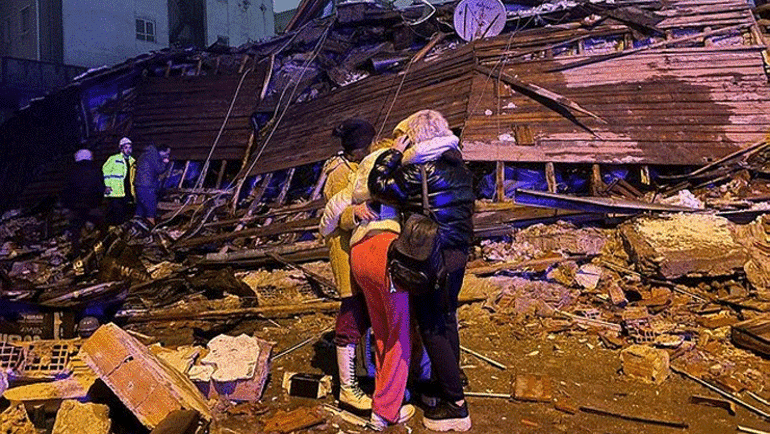 Depremde enkaz altında kalan kız çocuğu böyle kurtarıldı