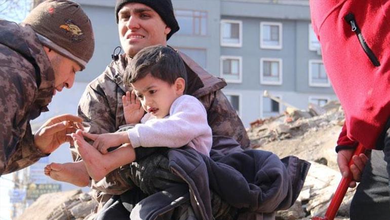 Türkiye’nin umut ışığı oldular Enkaz altında 30 saat hayata tutundu