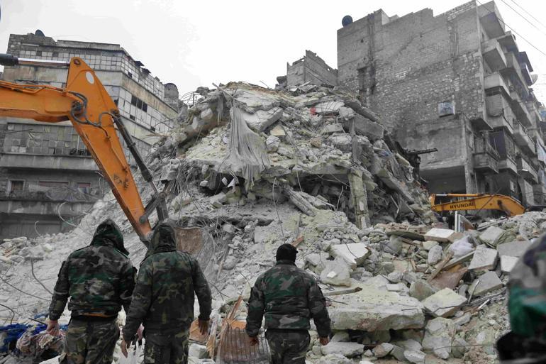 İngiliz uzmanlar Türkiyedeki yıkıcı depremi değerlendirdi: Günlerce devam edecek