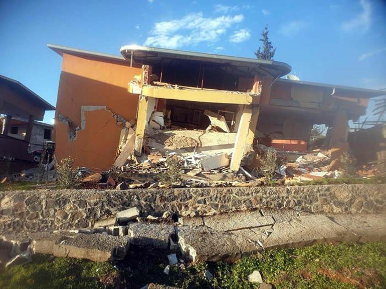 Türkiyeyi sarsan depremler sonrası yol 3 metre kaydı
