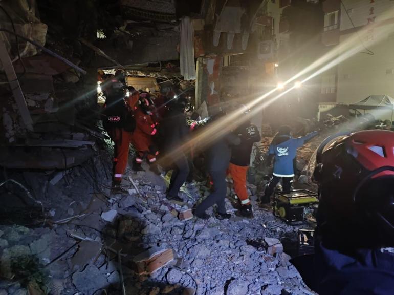 Polonyadan gelen arama kurtarma ekibi enkaz altından 14 kişiyi kurtardı