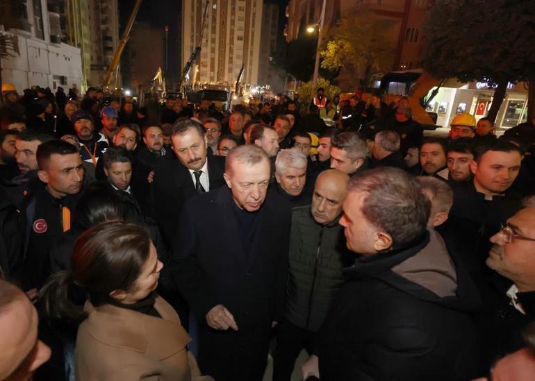 Cumhurbaşkanı Erdoğan, Adana’da depremzedelere moral verdi