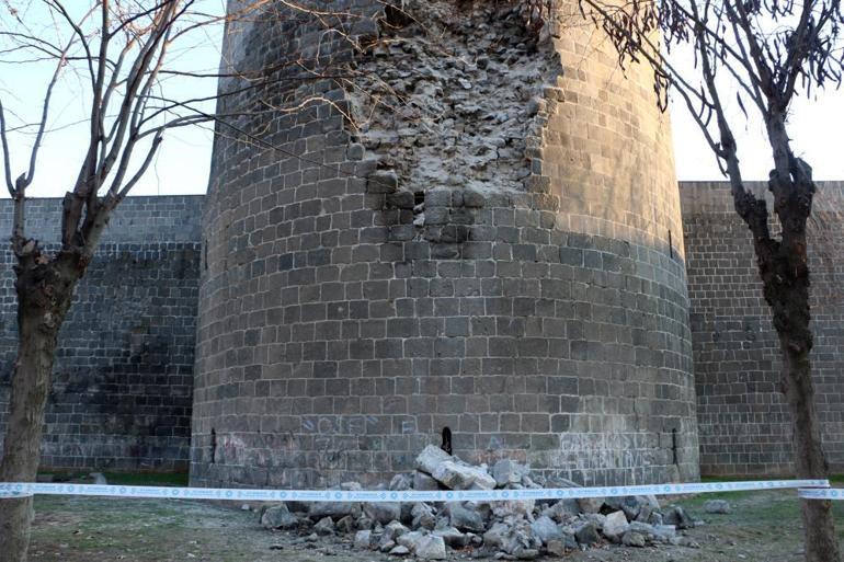 5 bin yıllık Diyarbakır Surları şiddetli depremde zarar gördü