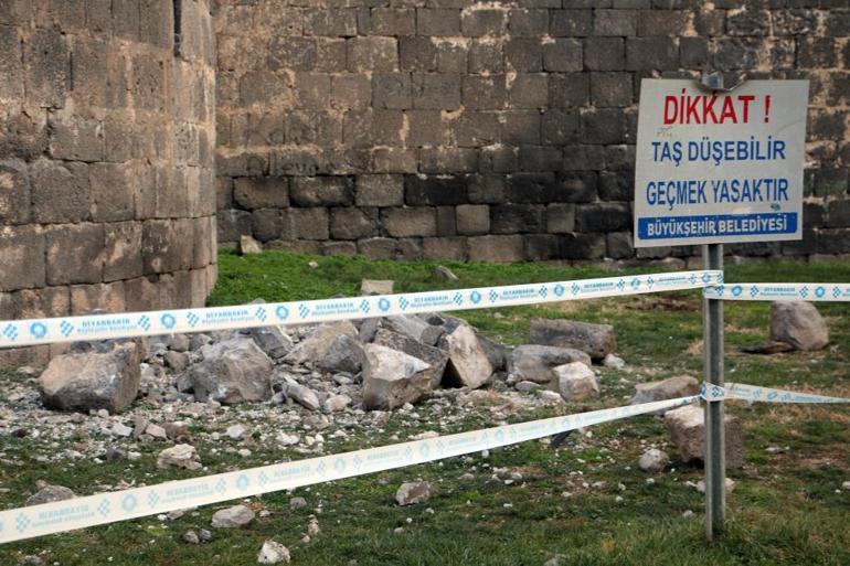 5 bin yıllık Diyarbakır Surları şiddetli depremde zarar gördü