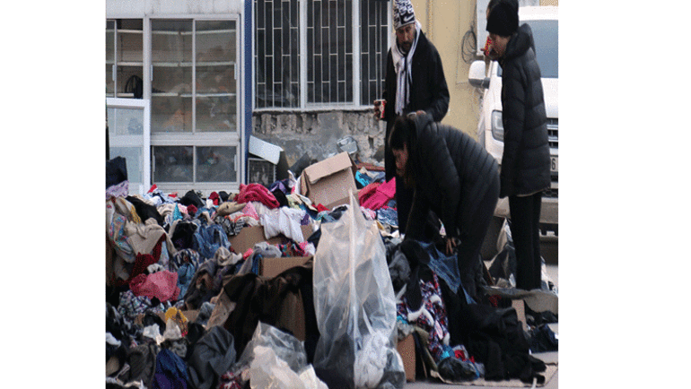 Deprem bölgesinde dikkat çeken görüntü Sıra beklememek için sokağa bıraktılar