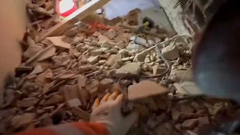 İngiliz kurtarma ekipleri paylaştı: Dar tünelde ilerleyip depremzedeye ulaştı