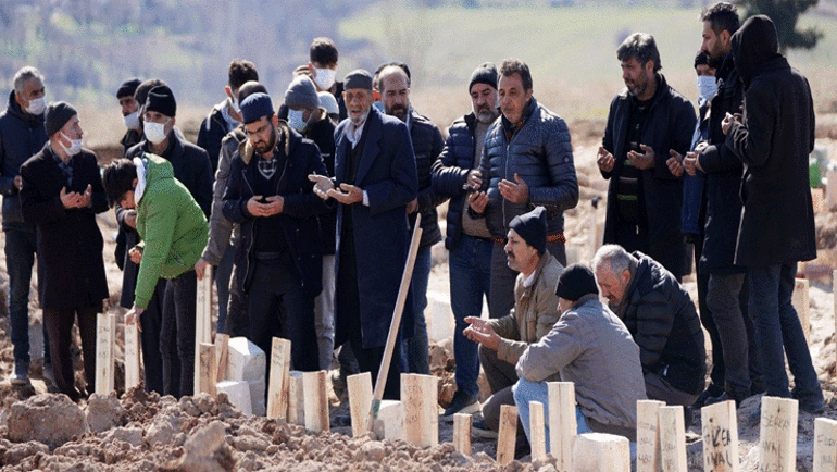 Depremde 34 yakınını kaybeden imam, defin sırasındaki kahreden olayı anlattı