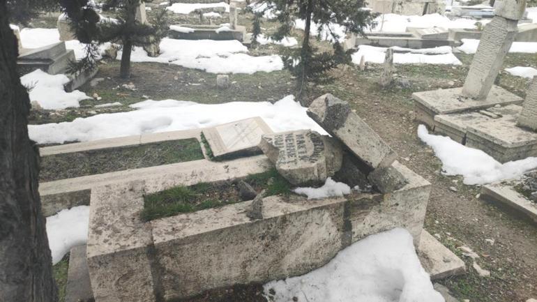 Malatyadaki deprem, 250 yıllık tarihi mezarlığı da vurdu