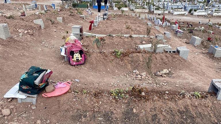 Deprem mezarlarının hikayesi gözyaşlarına boğdu Gelinlik, duvak, oyuncak, Türk bayrağı...