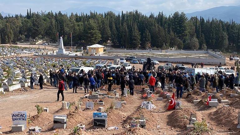 Deprem mezarlarının hikayesi gözyaşlarına boğdu Gelinlik, duvak, oyuncak, Türk bayrağı...