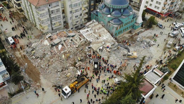 Malatya sallanmaya devam ediyor 5.6 şiddetindeki depremde yıkılan binalar var