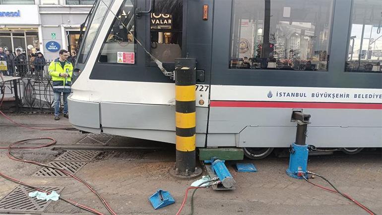 Sirkecide aynı yerde tramvay yeniden raydan çıktı