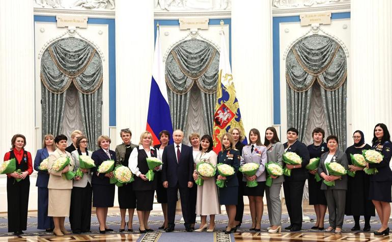 Putin, kadınlara devlet nişanı verdi