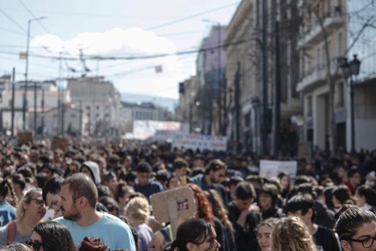 Atina yangın yeri İstifa ve özür yetmedi... 50 bin kişi tren kazasını protesto etti