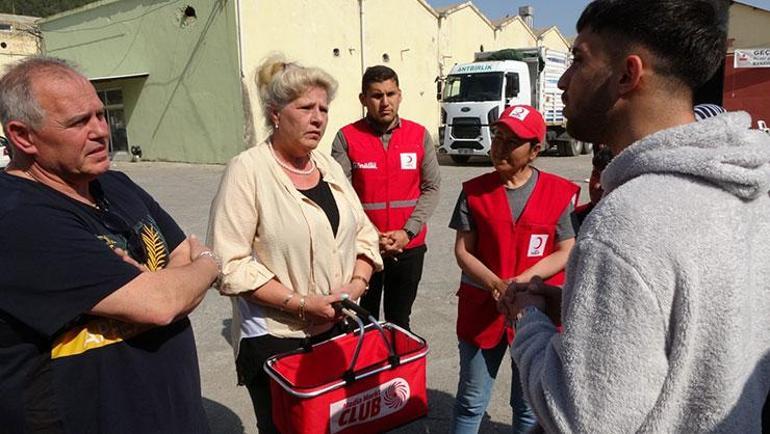 Depremzedelere yardım getiren Alman oyuncu Silvia Wollny gözyaşlarını tutamadı