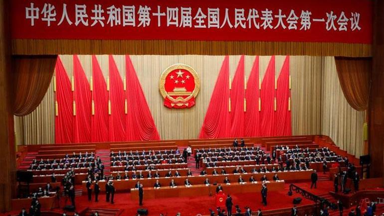 Çinde üçüncü Xi Jinping dönemi Tek aday olarak girdiği seçimi kazandı