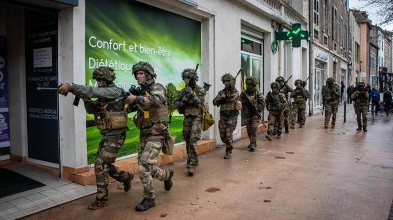 Görenler şaştı kaldı Fransa’da şehrin göbeğinde binlerce asker