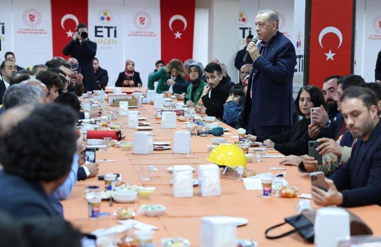 Cumhurbaşkanı Erdoğan, Balıkesirde depremzedelerle beraber yemek yedi