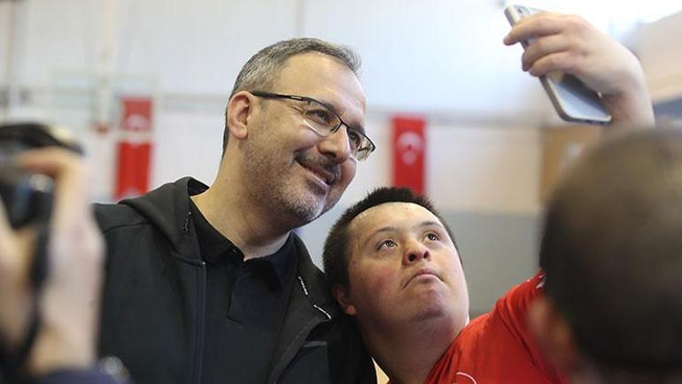 Bakan Kasapoğlu down sendromlu milli sporcular ile basketbol oynadı