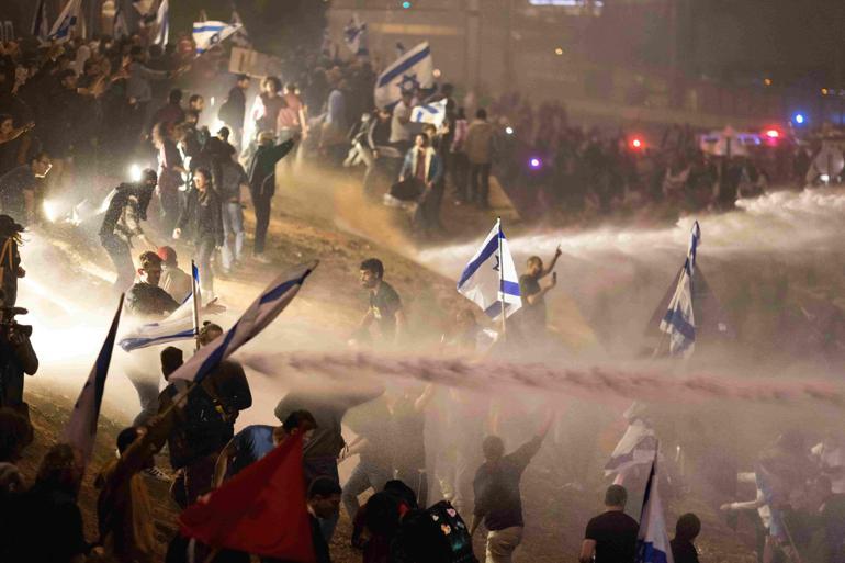 İsrailde halk sokağa döküldü Savunma bakanı görevden alındı