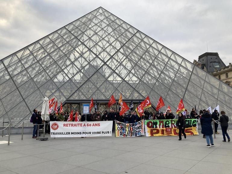 Fransada protestocular Louvre Müzesinin girişini kapattı