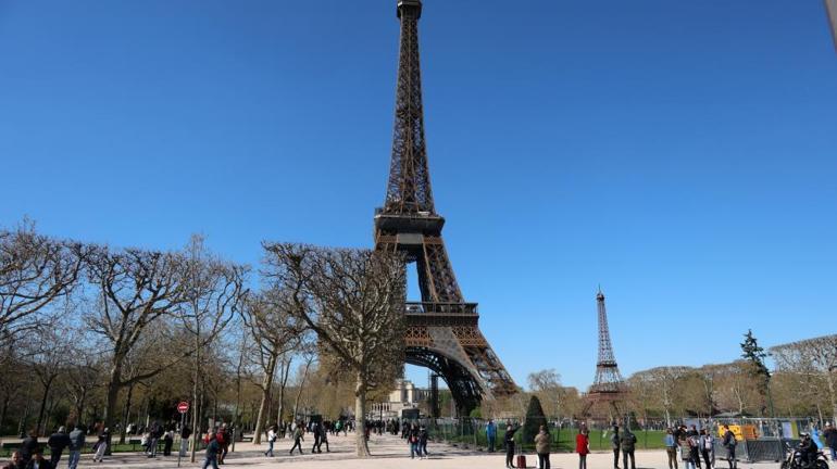 Görenler şaşırıyor Parisin simgesinden artık iki tane var: Benim adım Eifela