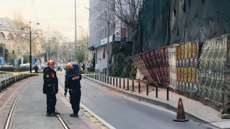 Beyoğlunda 5 katlı binada çökme Araç trafiğe kapatıldı, tramvay seferleri durdu
