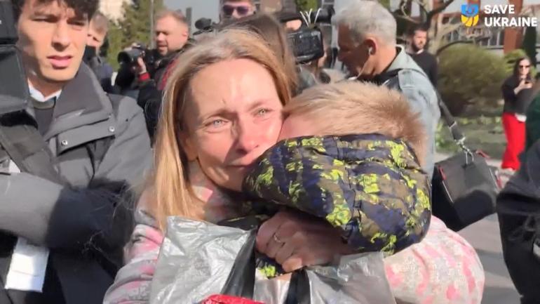 Rusyaya götürülen 31 Ukraynalı çocuk ailesine kavuştu