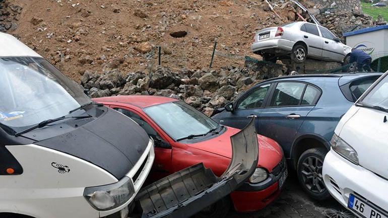 Kahramanmaraş’ta istinat duvarı yıkıldı; 8 otomobil hasar gördü