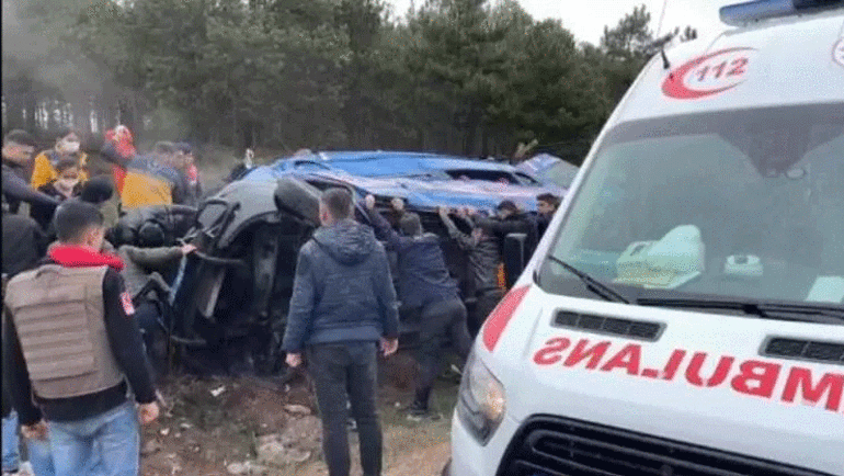 Eskişehirde zincirleme kaza: 12si jandarma personeli 14 yaralı