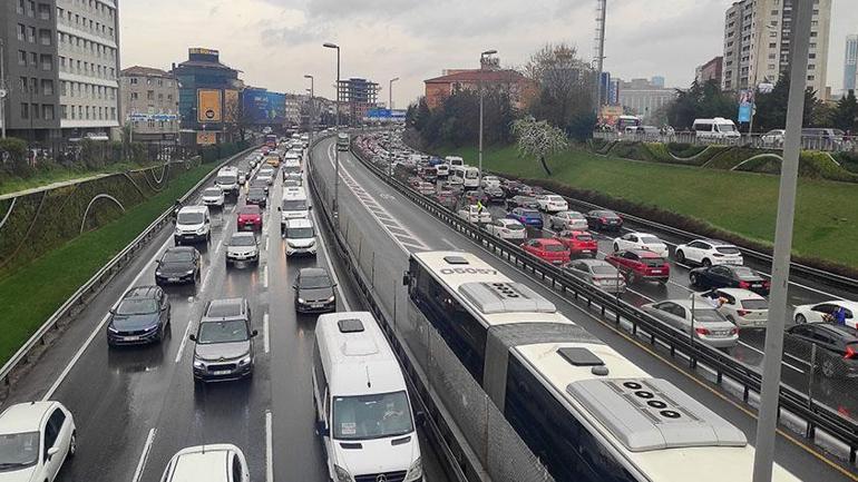 İstanbulda mesai sonrası trafik durma noktasına geldi