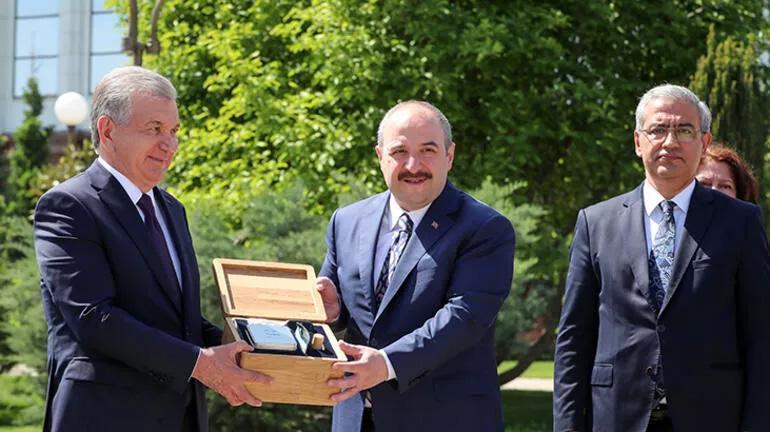 Bakan Varank, Özbekistan Cumhurbaşkanına teslim etti: Togg, Türk dünyasının kalbi Özbekistan’da
