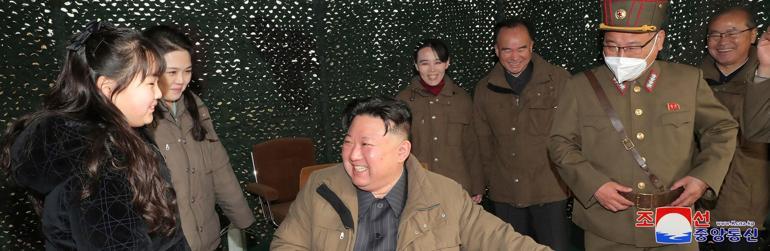 Dünyayı şoke eden görüntüler İlk kez denendi, Kim Jong-un bu kez tüm ailesini getirdi