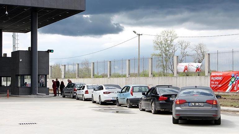 Yunan turistler, sınır kapısında uzun araç kuyruğu oluşturdu