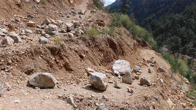 4 öğretmenin öldüğü bölgede yola yine kaya düştü