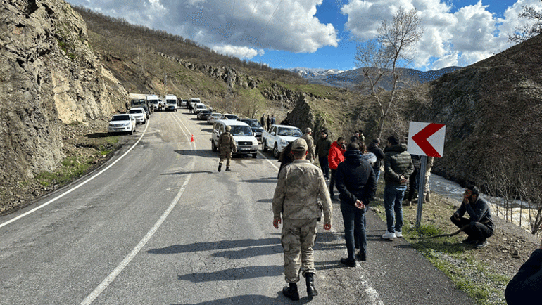 Bayram için yola çıkan otomobil Munzur Çayına düştü: 3 kişi aranıyor