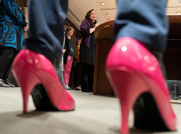 Kanadada erkek politikacılar topuklu ayakkabı giydi
