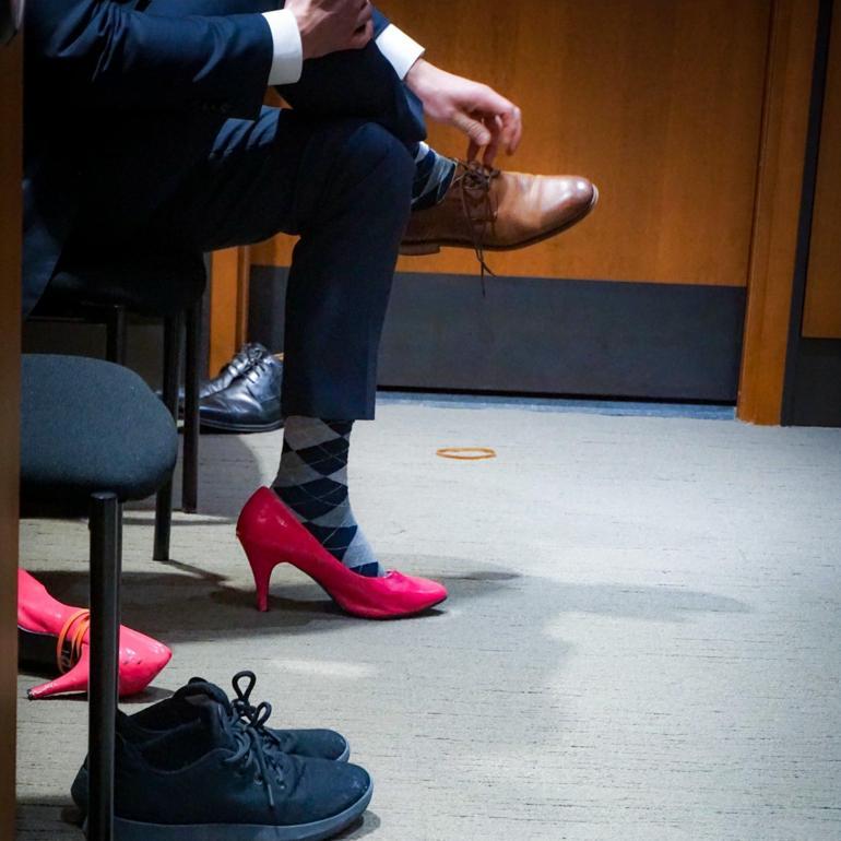 Kanadada erkek politikacılar topuklu ayakkabı giydi